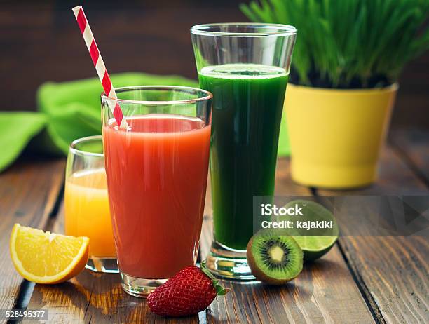 Batidos De Frutas Foto de stock y más banco de imágenes de Fresa - Fresa, Kiwi, Naranja - Color