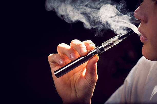 inhalacja z papierosa elektronicznego. - e cigarette zdjęcia i obrazy z banku zdjęć