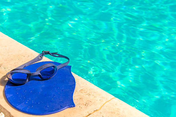 аксессуары для конкуренции плавать на краю бассейна - шапочка для плавания стоковые фото и изображения