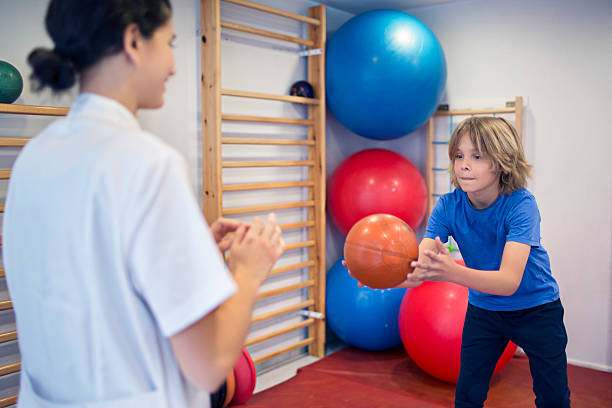 réhabilitation des exercices avec le ballon - physical therapy exercising back recovery photos et images de collection