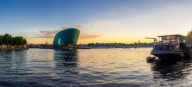 amsterdam-skyline während dem sonnenuntergang panorama - nemo museum stock-fotos und bilder