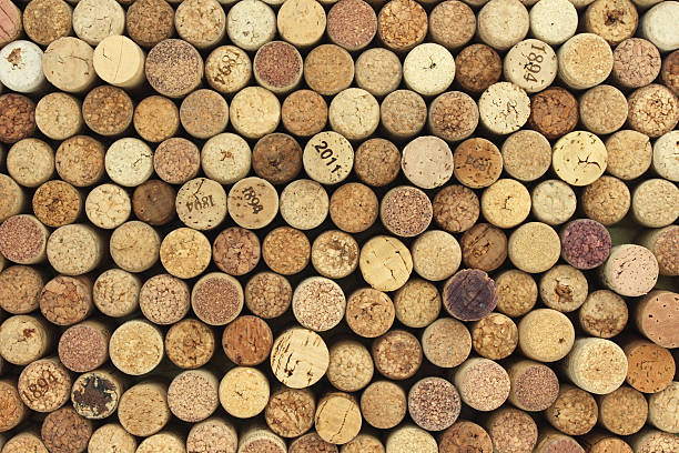 viele verschiedene weine corks im hintergrund - wine cellar wine bottle grape stock-fotos und bilder