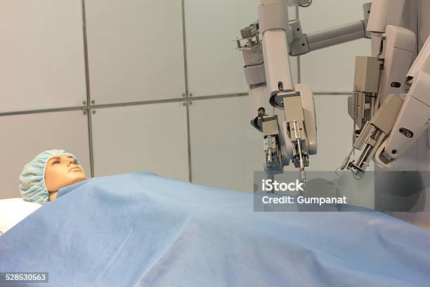Experimental Cirugía Robótica Foto de stock y más banco de imágenes de Cirugía robótica - Cirugía robótica, Adulto, Analizar