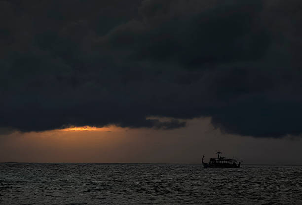 Barca in mare durante il tramonto - foto stock