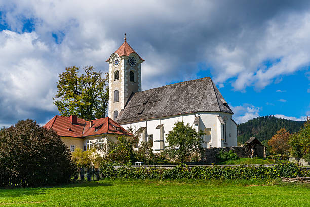 istock Parish church in Obermuehlbach 528533553