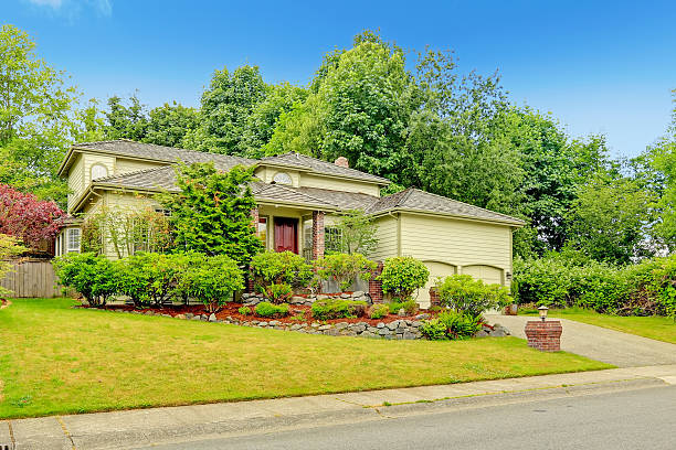 istock Luxury house exterior in clapboard siding 528534925