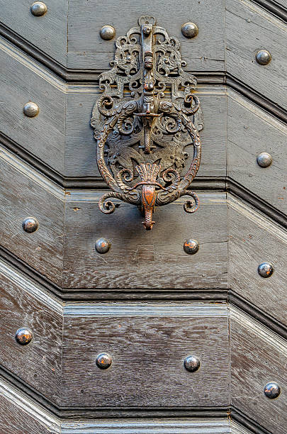 旧装飾ハンドル、クローズアップで、中世のドア - prague old door house ストックフォトと画像