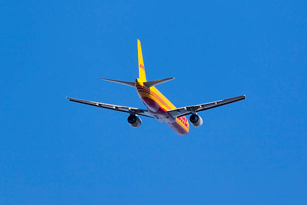 dhl ボーイング 757 出発の夜には、 - dhl airplane freight transportation boeing ストックフォトと画像