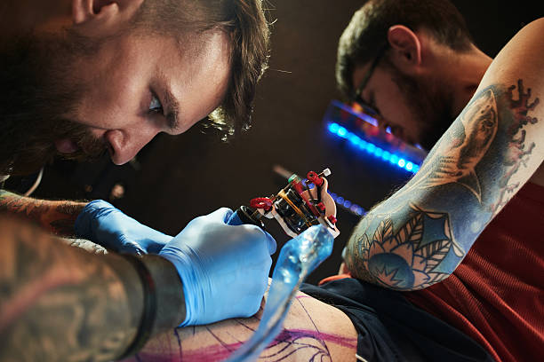 istock Tattooist makes a tattoo 528551916