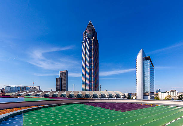 horizonte de frankfurt com comércio justo torre messeturm - messeturn tower - fotografias e filmes do acervo