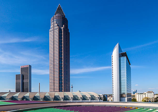 horizonte de frankfurt com comércio justo torre messeturm - messeturn tower - fotografias e filmes do acervo