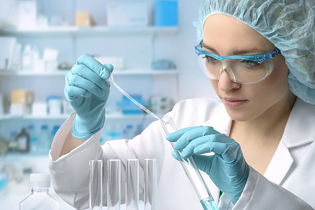 若い女性のテクノロジーや科学者がプロテイン アッセイ - laboratory equipment technician laboratory chemist ストックフォトと画像