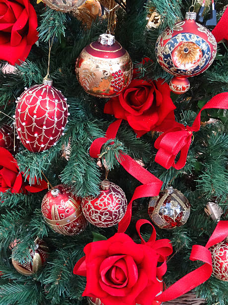 Foto de Artificiais Árvore De Natal Laço Vermelho Decorações Decorações  Comuns Enfeites De Natal Frutas Silvestres Fitas Rosas e mais fotos de  stock de Agulha - iStock