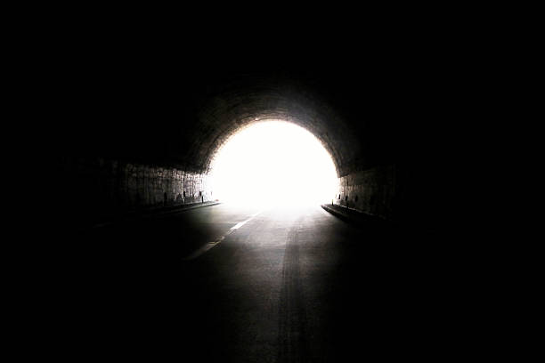 luce alla fine del tunnel - spirituality light tunnel light at the end of the tunnel foto e immagini stock