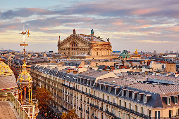 vue sur l'opéra garnier de paris au coucher du soleil - opera garnier photos et images de collection