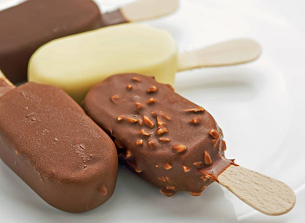 gelato alla vaniglia - brown chocolate candy bar close up foto e immagini stock