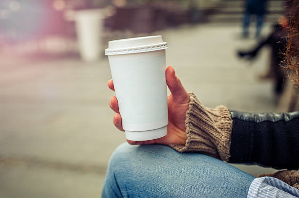 café para llevar - coffee to go fotografías e imágenes de stock