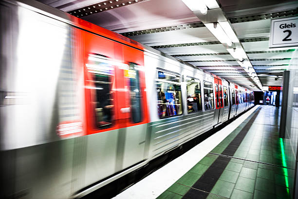 trem de metrô em hamburgo, alemanha - subway station subway train underground hamburg germany - fotografias e filmes do acervo