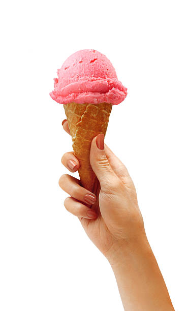 женщина рукой держа's вафли конуса с клубничное мороженое. - baked ice стоковые фото и изображения