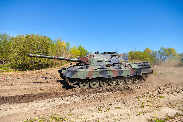 german leopard 1 a 5 tank drives on track - leopard tank 個照片及圖片檔