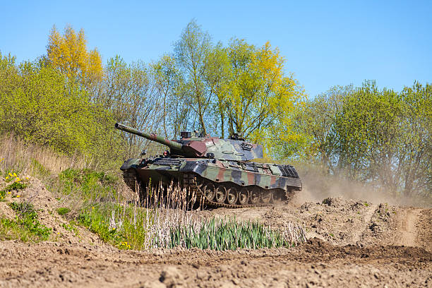 немецкий леопардовый 1 5 танк ведет на пути - leopard 2 стоковые фото и изображения