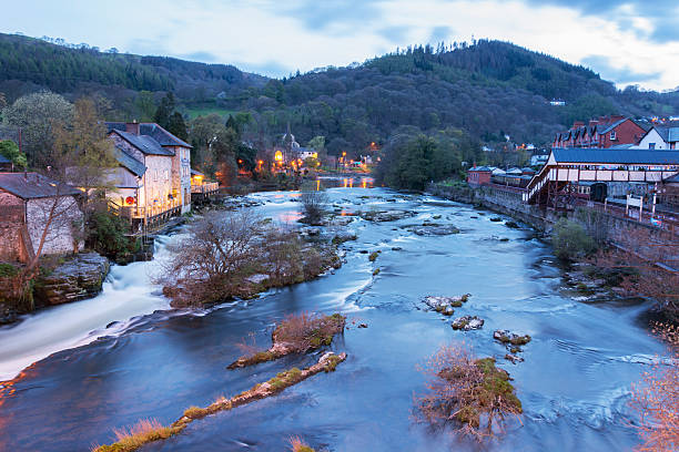 il fiume dee, llangollen galles - dee river river denbighshire wales foto e immagini stock