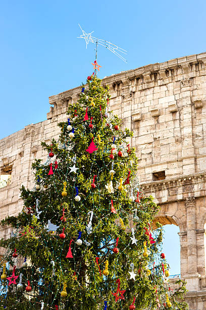 arbre de noël en face du colisée à rome, italie - light nobody coliseum vertical photos et images de collection