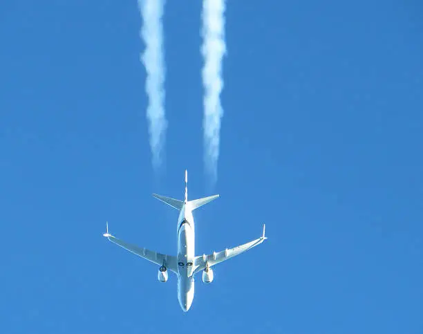 Boeing 737-900 Max inflight overhead,inflight with contrails.