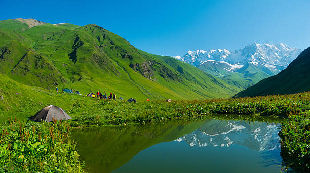 wanderer camp nahe ushguli, svaneti, - svaneti stock-fotos und bilder