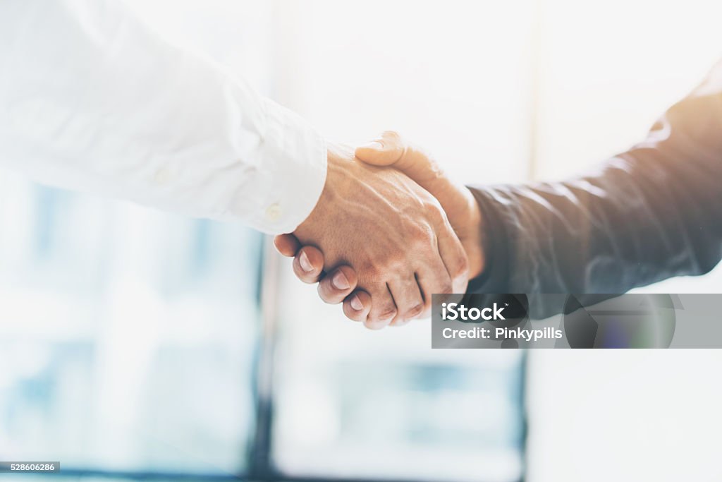 partenariato riunioni d'affari. Foto Businessmans stretta di mano. handshaking dopo successo uomini d " affari - Foto stock royalty-free di Stringersi la mano