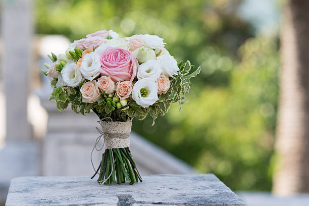 ramo de la nupcial de rosas, freesia, eustoma - flower toss fotografías e imágenes de stock