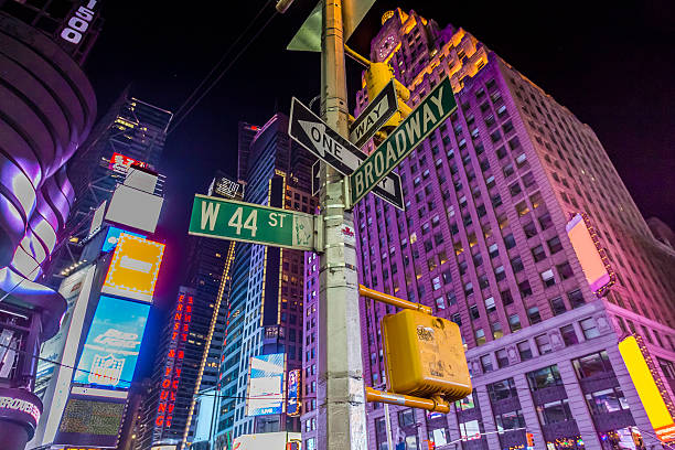 señales de broadway street - times square night broadway new york city fotografías e imágenes de stock