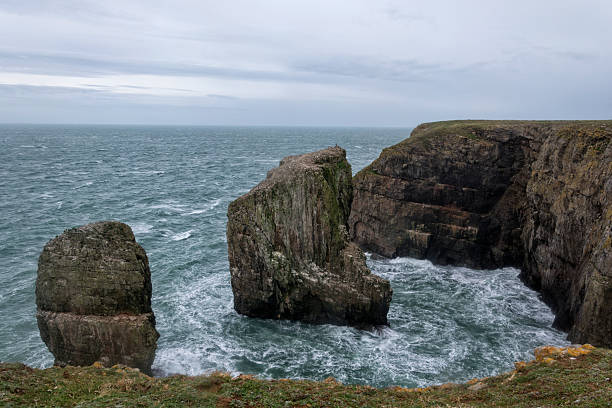 istock Stack Rocks & The Green Bridge of Wales 528613232