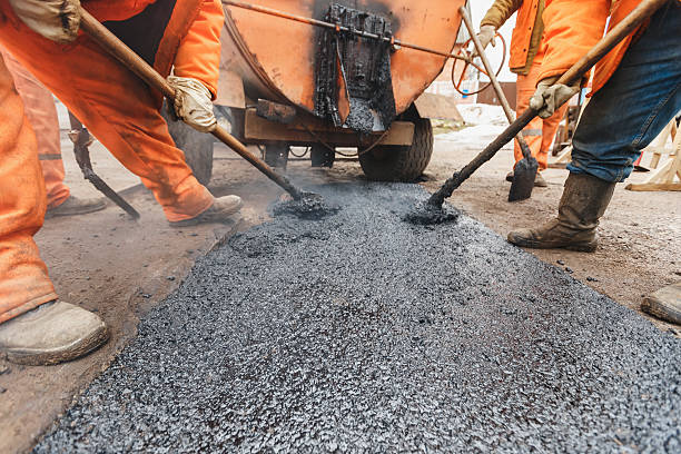 arbeiter reparieren der straße mit schaufeln füllung asphalt auffahrt reparieren - construction dirt dirty manual worker stock-fotos und bilder