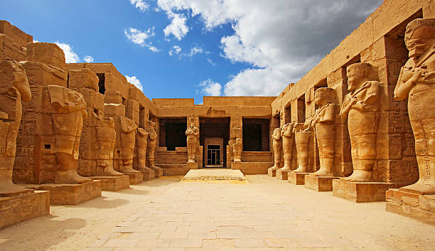 древних руин karnak храм в египте - luxor east bank стоковые фото и изображения