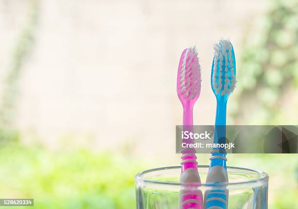 Alte Zwei Zahnbürste In Glas Stockfoto und mehr Bilder von Zahnbürste - Zahnbürste, Trinkgefäß, Trinkglas