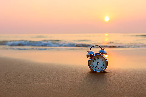 reloj despertador en la playa - sun watch fotografías e imágenes de stock