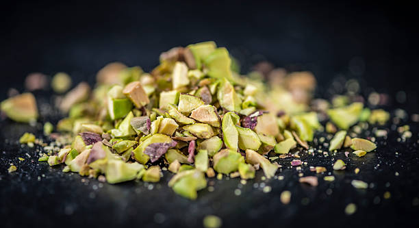 pistacchio kernel (tritata;  messa a fuoco differenziale - hulled foto e immagini stock