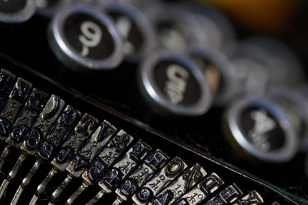 shift 키 를 늙음 타자기 키보드 - retro revival typewriter key typebar old fashioned 뉴스 사진 이미지