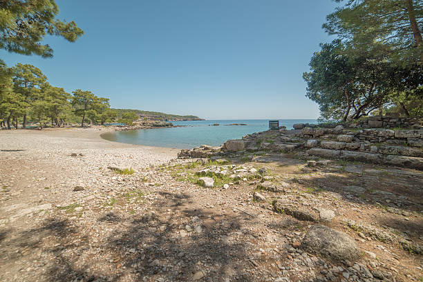 a turquia :  praia junto a cidade antiga de phaselis - anatolya imagens e fotografias de stock