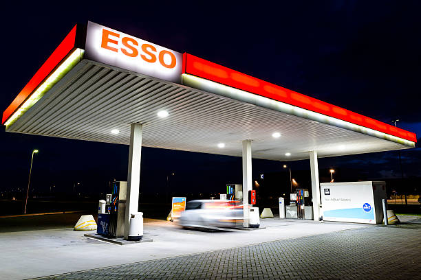 esso gasolina estação - gazoline imagens e fotografias de stock