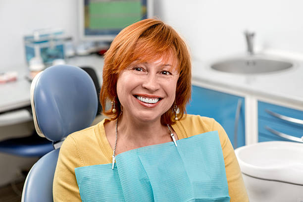 senior frau in dental büro. - dental equipment chair dentist office dentists chair stock-fotos und bilder