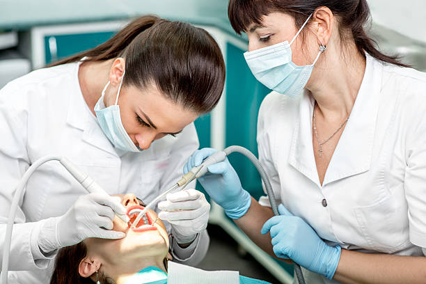 dentes de limpeza profissional - dentist dental hygiene dental assistant dentist office imagens e fotografias de stock