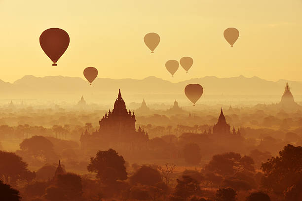 golden myanmar amanecer - burmese culture fotografías e imágenes de stock