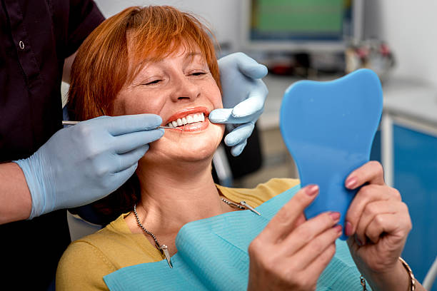 sênior mulher no escritório odontológicas. - dentist dentist office human teeth dental equipment - fotografias e filmes do acervo
