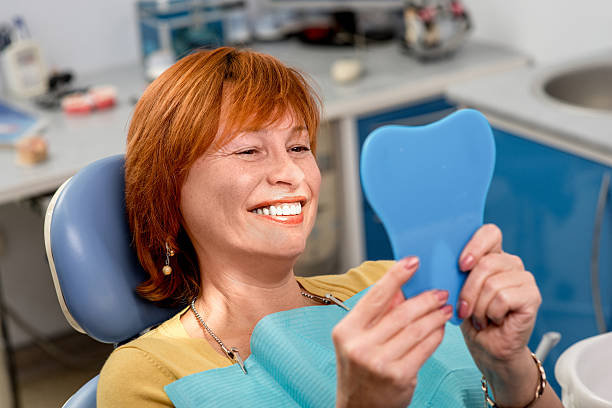 mulher idosa no escritório de dentista. - dentist office dentists chair dental equipment white imagens e fotografias de stock