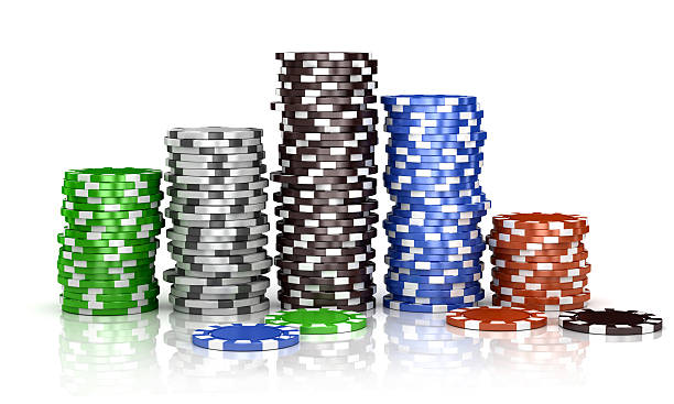 żetony kasyna odizolowany na białym tle. - gambling chip green stack gambling zdjęcia i obrazy z banku zdjęć