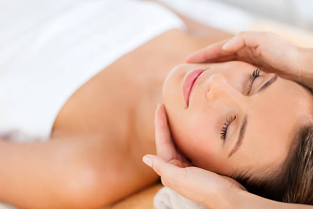 belle femme dans le salon spa - spa treatment head massage health spa healthy lifestyle photos et images de collection