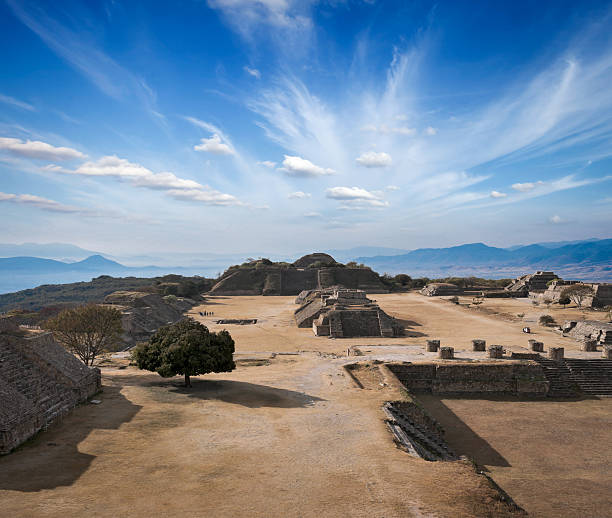 antiguas ruinas en la meseta del monte albán en méxico - mexico the americas ancient past fotografías e imágenes de stock