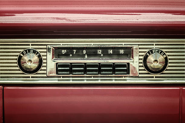 imágenes retro de un coche viejo radio - old cars audio fotografías e imágenes de stock